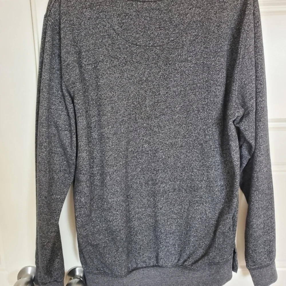 On the byas sweatshirt‎